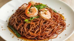 Nouilles sautées aux crevettes : recette savoureuse et rapide