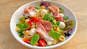 Recette facile : salade de pâtes au melon, tomates, mozzarella et jambon fumé