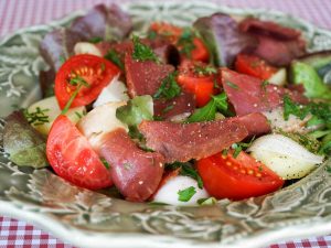 Recette de salade de tomates au magret de canard séché : saveurs gourmandes