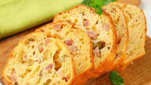 Recette facile : cake au jambon et gruyère râpé - Savourez chaque bouchée !