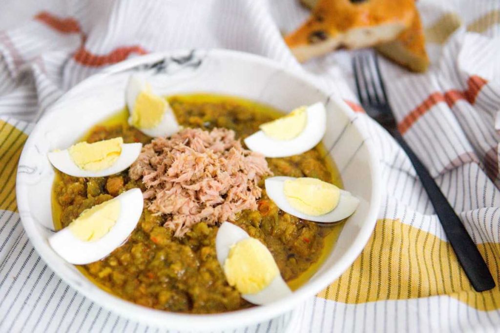 Recette de salade Mechouia grillée : saveurs tunisiennes authentiques