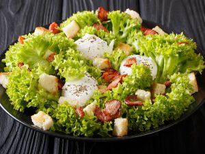 Recette de salade lyonnaise traditionnelle et savoureuse
