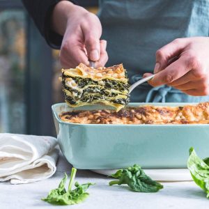 Recette de lasagnes aux épinards à la béchamel, chèvre et lardons