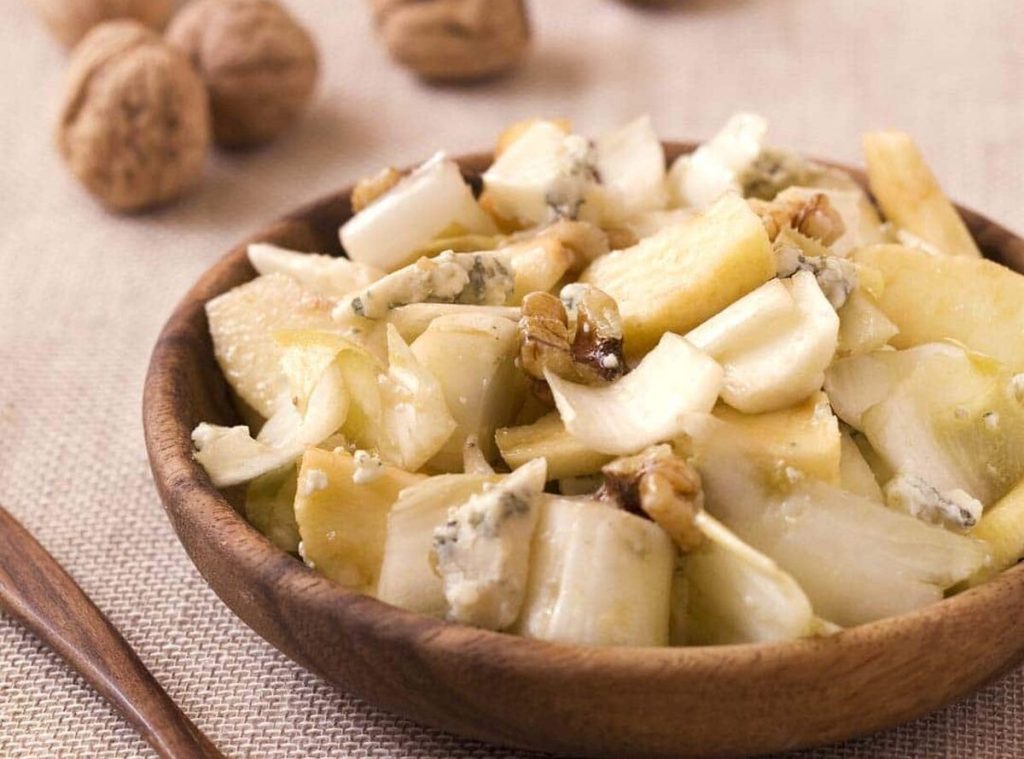 Salade d'endives au bleu, poires et noix : recette facile et savoureuse
