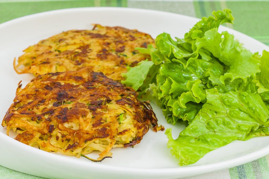 Recettes faciles : galettes de pommes de terre et courgettes râpées