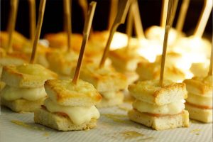 Mini croques au jambon blanc et fromage au four : recette facile et rapide