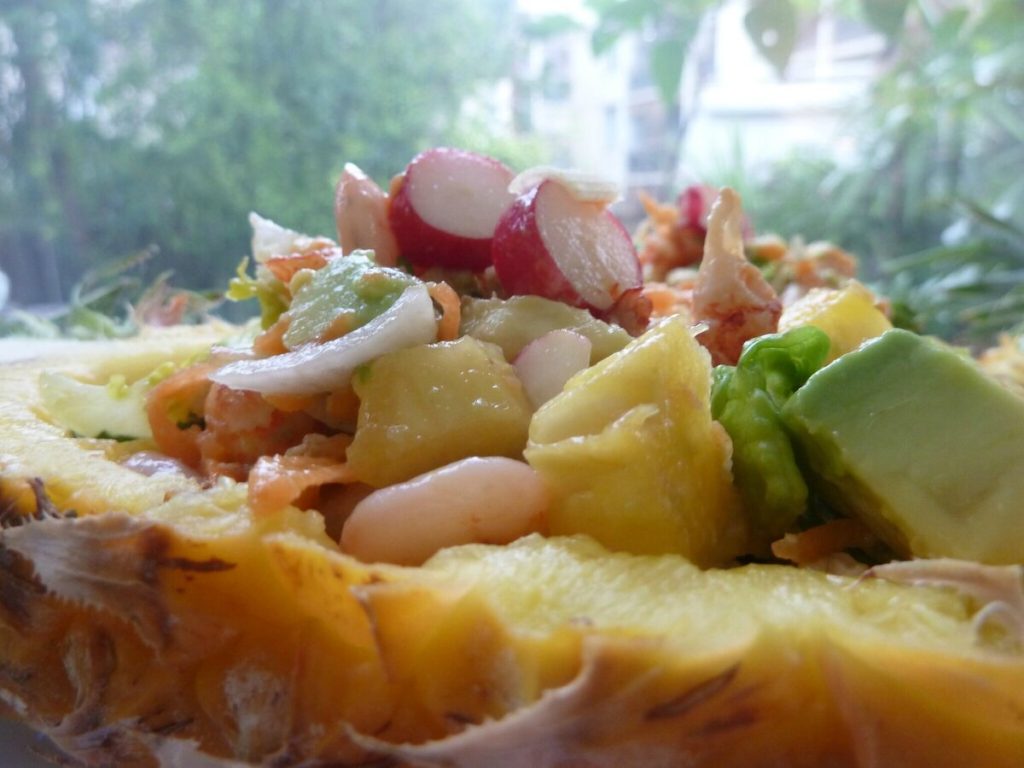 Recette de salade thaïlandaise dans sa coque d'ananas - Saveurs exotiques