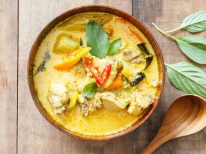 Recette Airfryer : poulet au curry et lait de coco, rapide et savoureux
