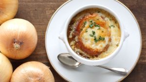 Recette de soupe à l'oignon gratinée par Camille Delcroix