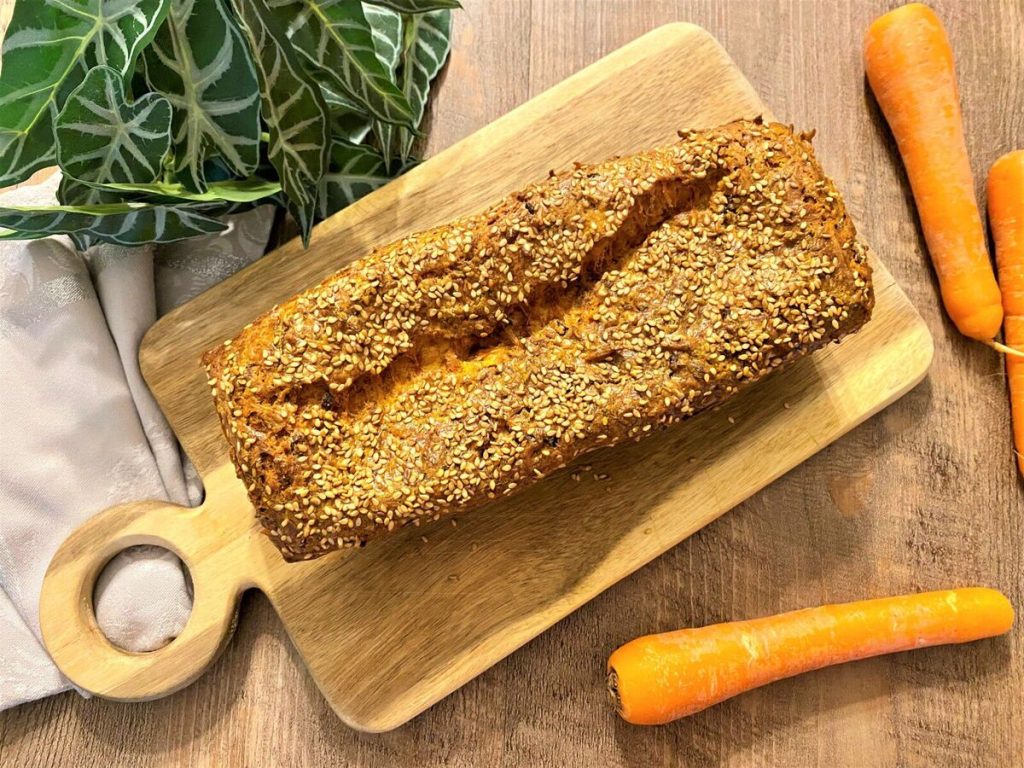 Recette de cake aux carottes et lardons : simple et savoureuse