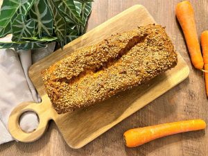 Recette de cake aux carottes et lardons : simple et savoureuse