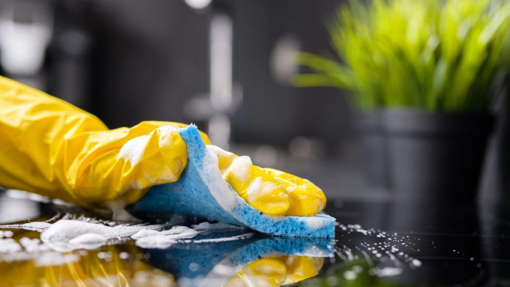 Les meilleures astuces pour nettoyer les plaques vitrocéramiques