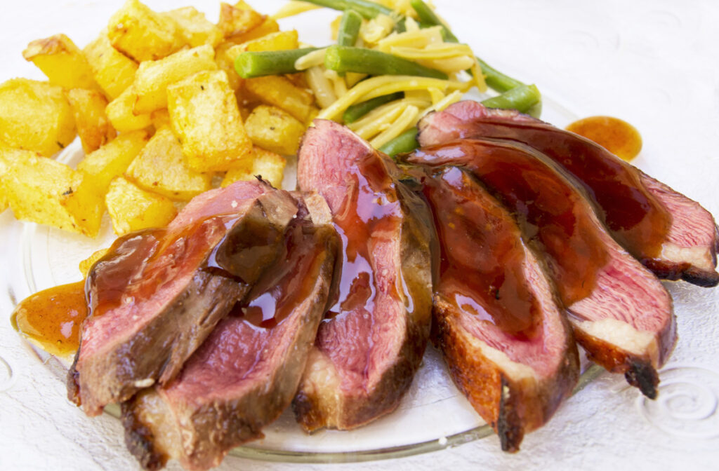 Magret de canard au miel et vinaigre balsamique : recette gourmande et facile