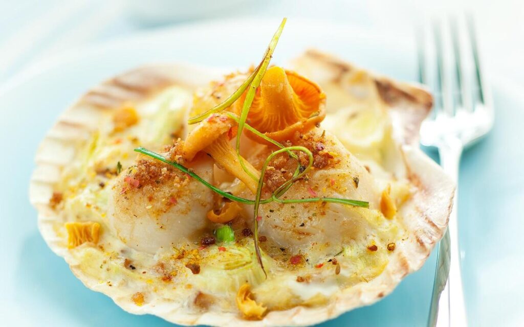 Recette de coquilles Saint-Jacques à la crème avec fondue de poireaux