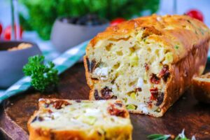 Recette de cake aux courgettes et tomates : facile et savoureuse