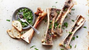Recette d’os à moelle au four sur tartines grillées et fleur de sel