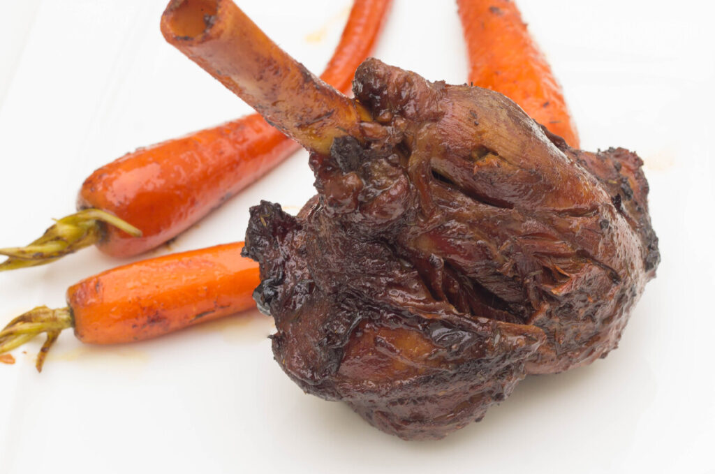 Souris d&rsquo;agneau confites au four et pommes de terre vapeur : recette savoureuse