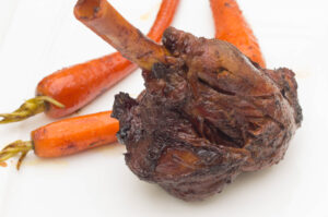 Souris d’agneau confites au four et pommes de terre vapeur : recette savoureuse