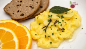 Cette méthode de cuisson des œufs brouillés est la plus crémeuse selon les chefs étoilés