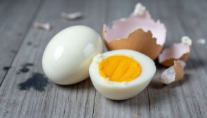 L&rsquo;ingrédient surprenant à ajouter à l&rsquo;eau de cuisson des œufs durs pour qu&rsquo;ils s&rsquo;écalent parfaitement