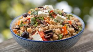 Salade complète aux céréales, légumes et fromage : recette savoureuse