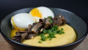 Polenta crémeuse aux champignons et pesto : recette savoureuse
