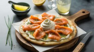 Pizza naan au saumon fumé & crème de ciboulette express : prête en 10 minutes