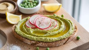 Tartines grillées à l’houmous de petits pois et radis, une entrée facile et colorée