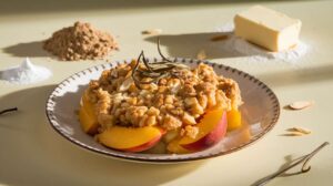 Le crumble de pêches et verveine : le dessert « parfaitement parfumé » de la saison