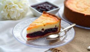 Le secret du gâteau basque fourré à la cerise noire que l’on déguste à Cambo-les-Bains
