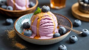 Crème glacée légère aux myrtilles : la recette pour un snack sucré d'été