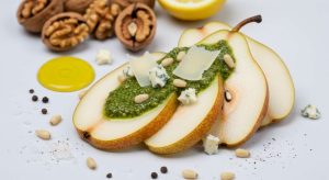 Chips de poires, pesto de roquette et fromage bleu : recette savoureuse