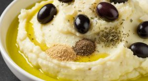 Écrasé de pommes de terre aux olives noires et fromage : recette savoureuse