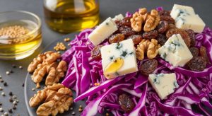 Salade de chou rouge, raisins de Corinthe et bleu : recette gourmande