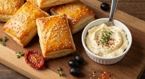 Feuilletés apéritifs au fromage frais méditerranéen : sublimez vos tapas