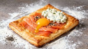 Feuilletés apéritif : saumon fumé et fromage frais à l’ail et aux fines herbes