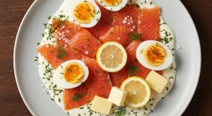 Oeuf cocotte au saumon fumé et crème légère : recette savoureuse