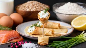 Crêpes légères en sucette au saumon et fromage frais
