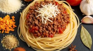 Spaghetti bolognaise au fromage râpé italien : recette gourmande