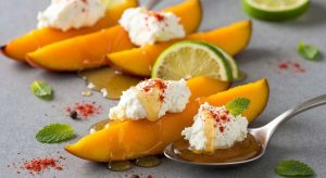 Cuillères de mangue rôtie au miel et fromage frais : une recette gourmande