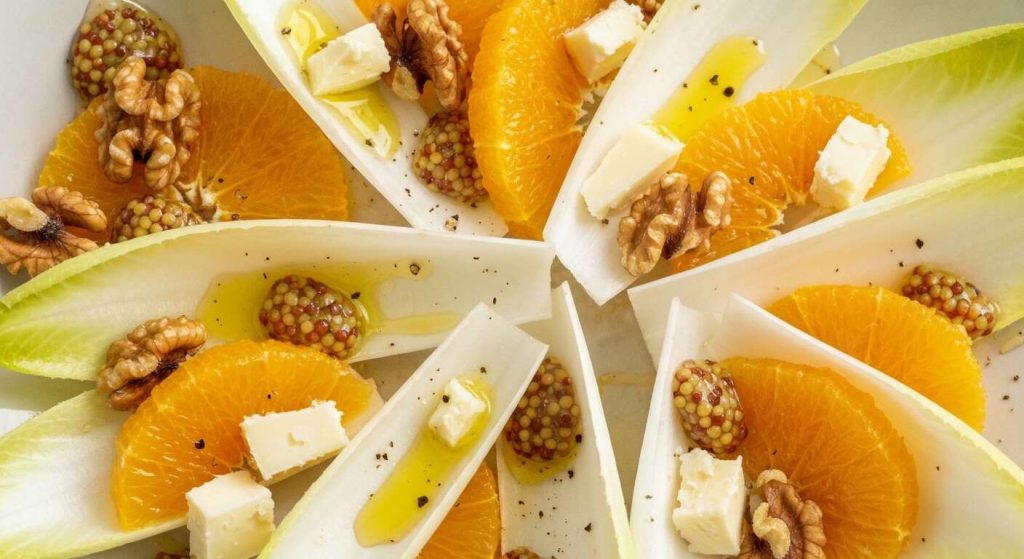 Salade d'endives à l'orange, noix et fromage de brebis