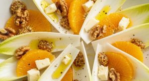 Salade d'endives à l'orange, noix et fromage de brebis
