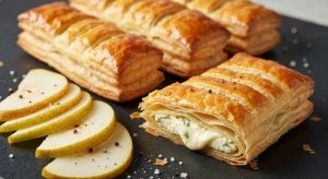 Feuilletés au fromage frais ail et fines herbes et poire : recette gourmande