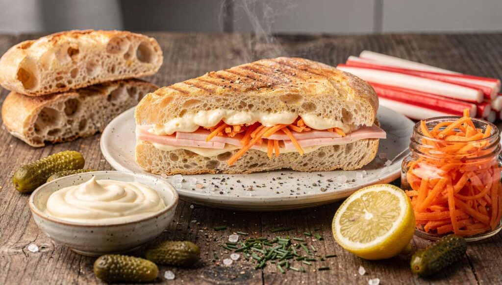 Panini au surimi, crudités et mayonnaise légère : recette savoureuse et facile