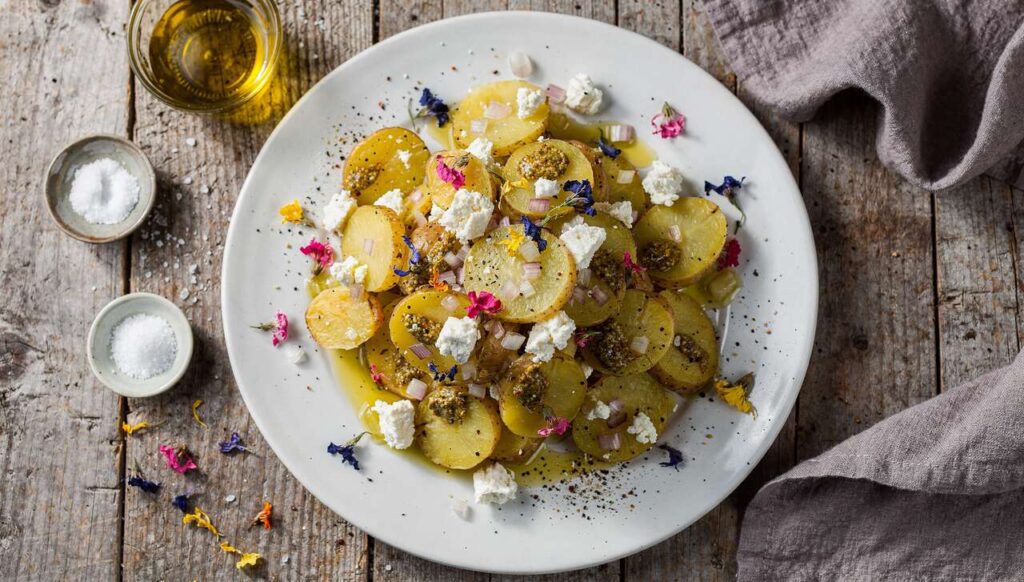 Salade de pommes de terre au fromage de brebis : la recette fleurie