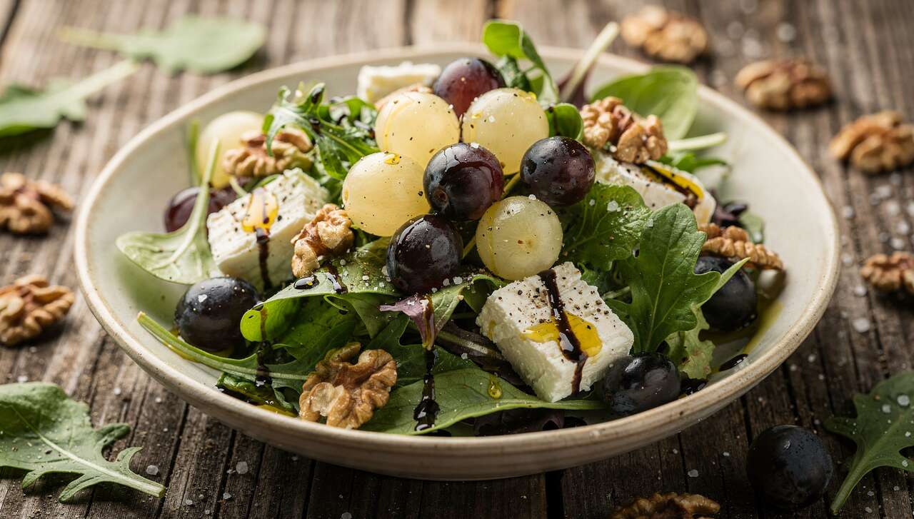Salade verte aux raisins, noix et fromage de brebis : recette gourmande