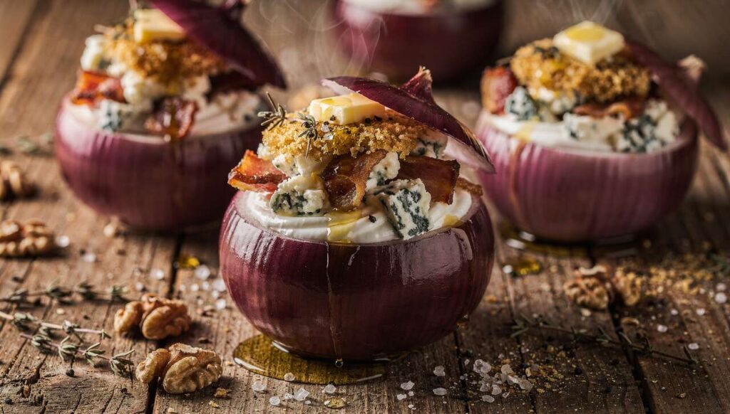 Oignons rouges farcis aux lardons et au bleu : une recette savoureuse