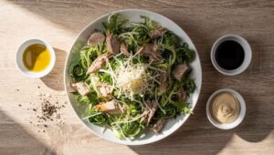 Salade frisée au thon et languettes de fromage frais : recette savoureuse