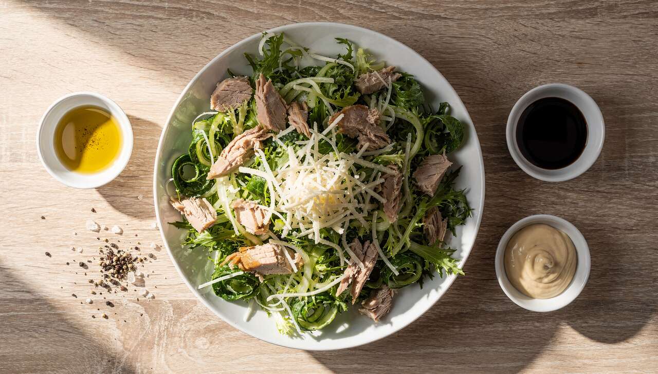 Salade frisée au thon et languettes de fromage frais : recette savoureuse