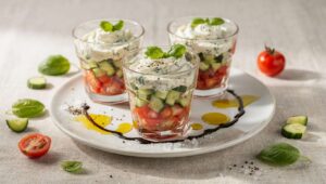 Verrines tomates-concombres au fromage frais ail et fines herbes : la recette facile